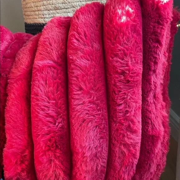 Set of 2 Luxurious Plush Red Faux Fur Throw Pillows🏡NWT! - Picture 5 of 10